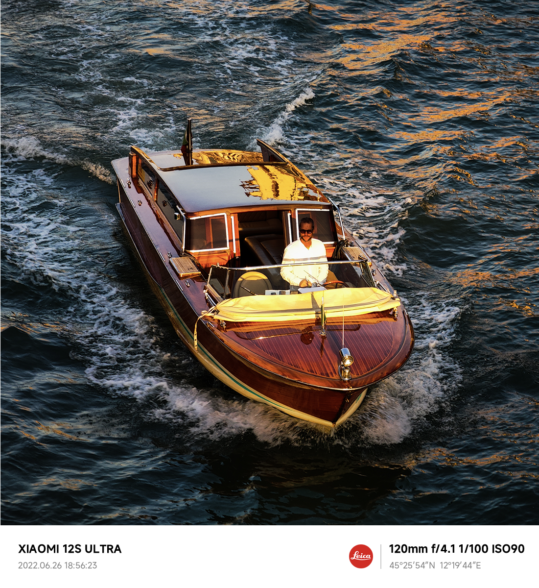 Xiaomi Leica Beispielbild Boot, das bei Sonnenuntergang durch das Meer kreuzt