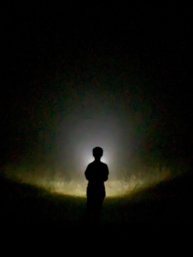 homem olhando para o céu noturno