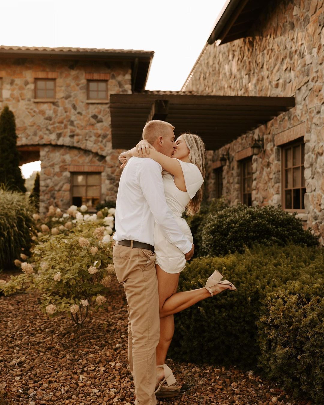 All 91+ Images couple dreaming of italy took engagement photos at olive garden Sharp