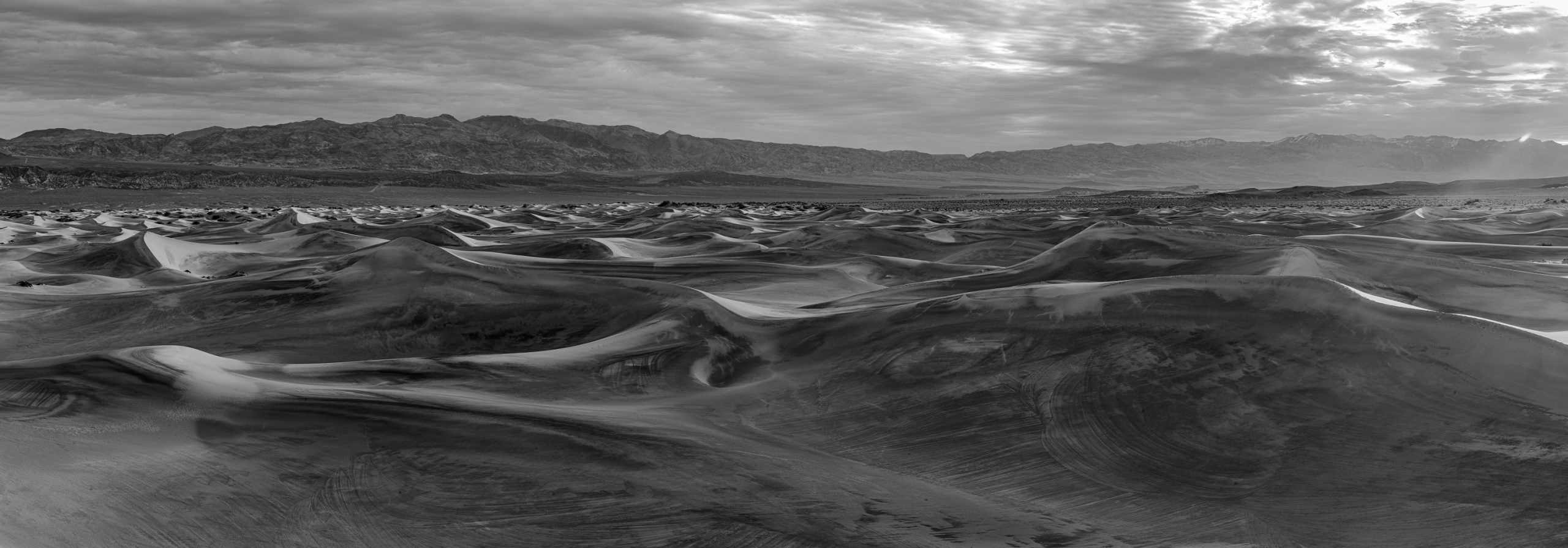 duna de areia de prêmio de foto preto e branco