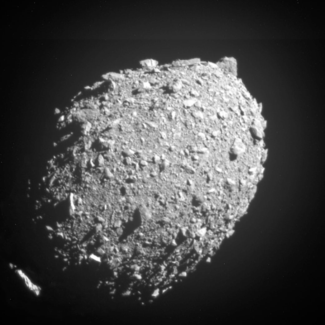 Final images in B&W from NASA's DART spacecraft, which slammed into an asteroid.