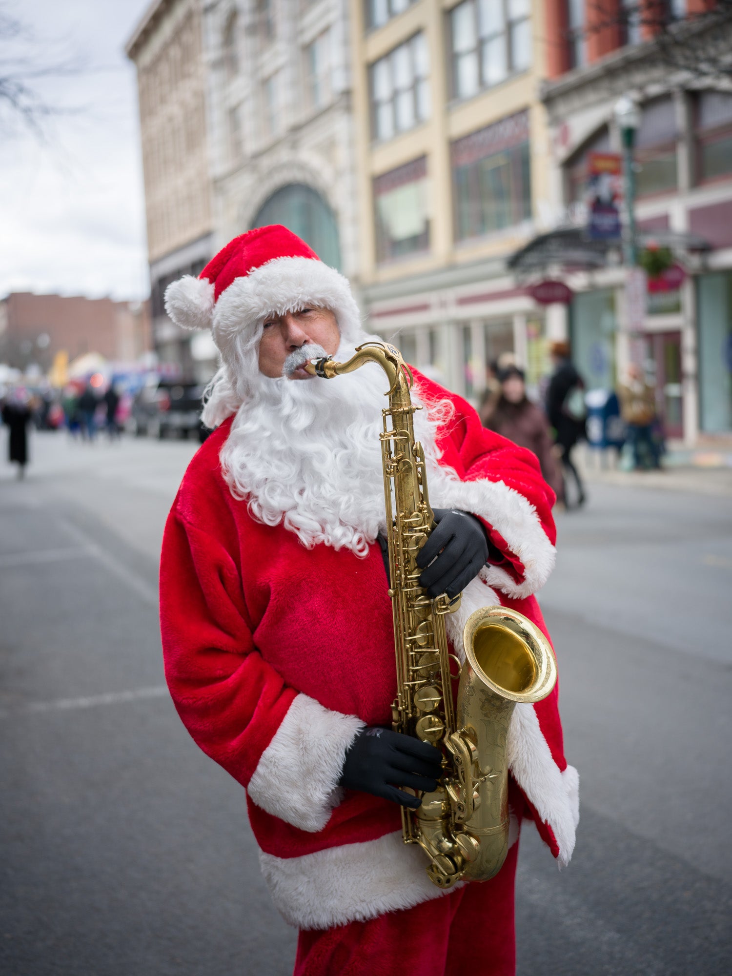 Hasselblad X2D 100C review sample image santa playing saxophone