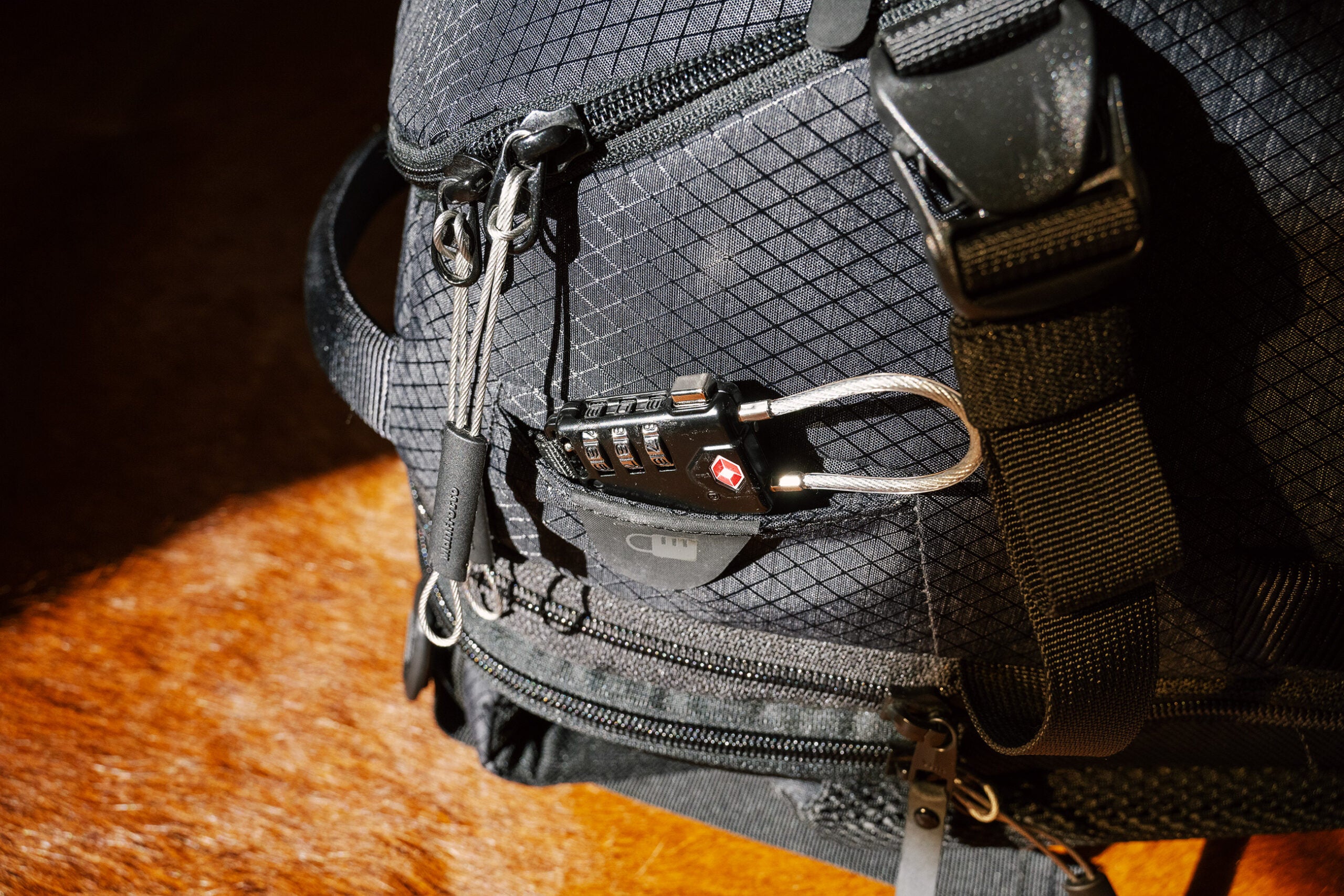 Manfrotto  PRO Light Flexloader Backpack L TSA lock and zipper pulls