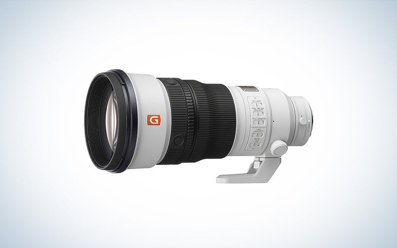 Sony FE 300mm f/2.8 GM OSS ממוקם על רקע לבן עם שיפוע אפור.